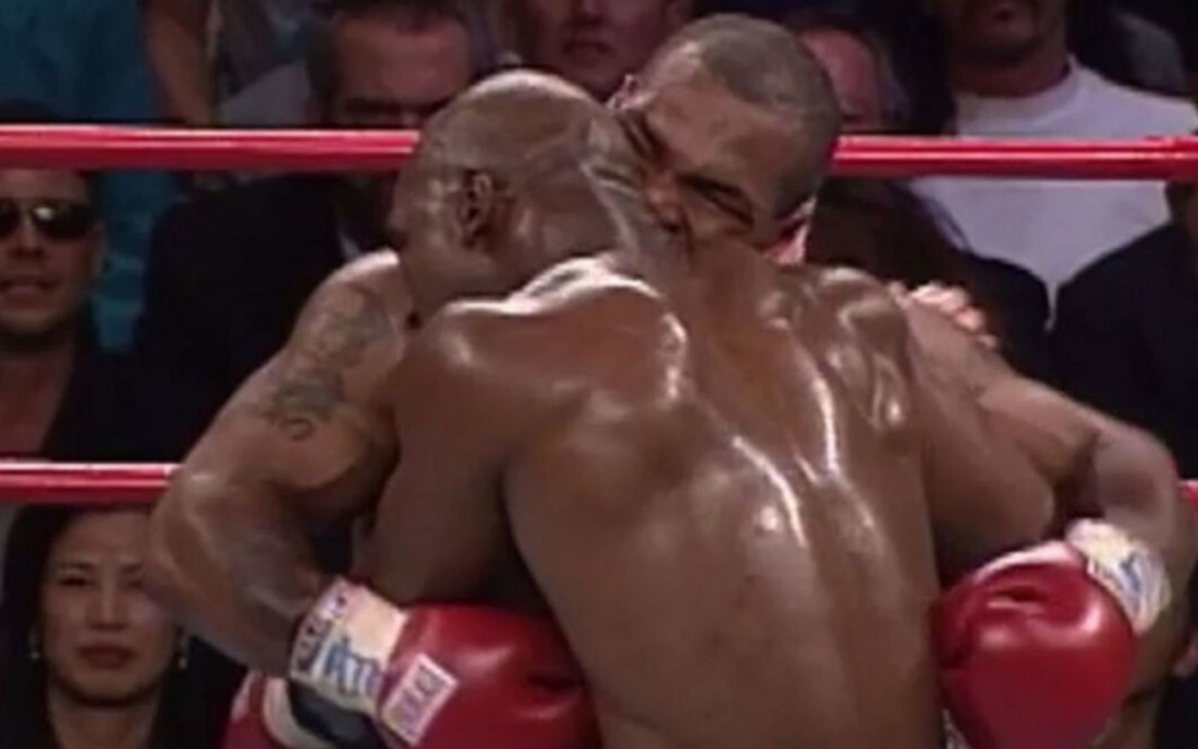 Mike Tyson podczas odgryzania ucha